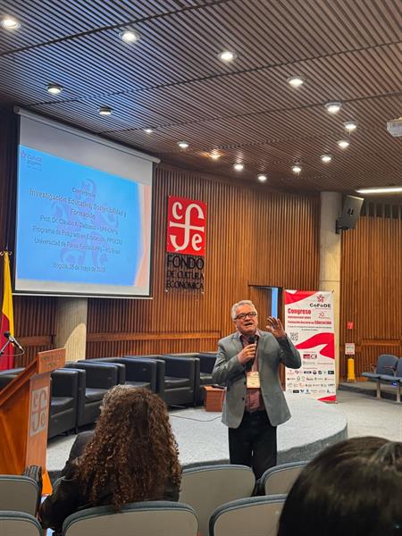 O professor da UPF, Cláudio Dalbosco, ministra palestra de abertura do congresso
